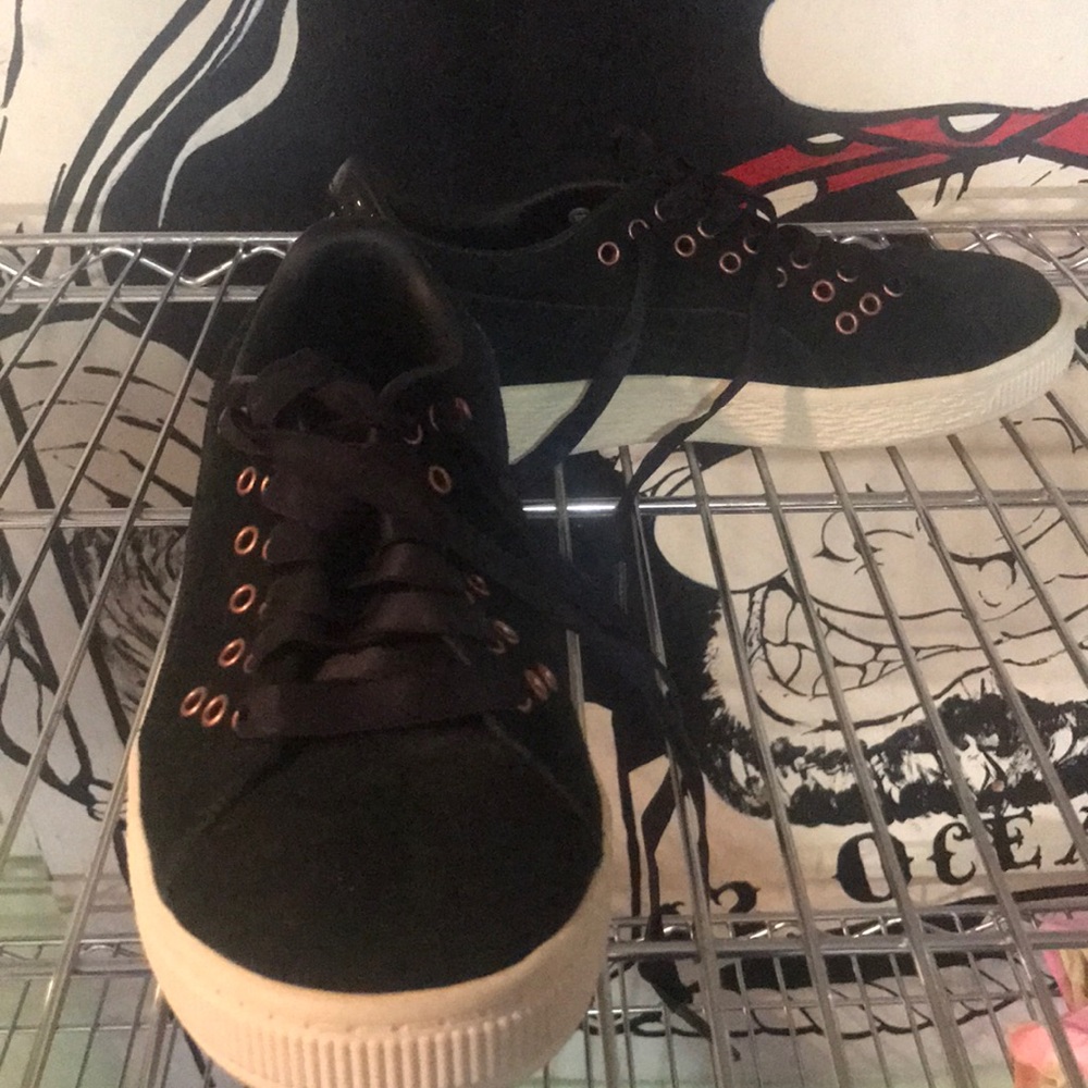Girls black Puma sneakers